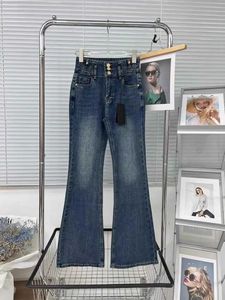Pantalones acampanados Jeans para mujer Insignia de letra de metal Pantalones de mezclilla Pantalones de moda de lujo Ropa de calle