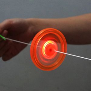 Flash Pull Line Led Flywheel Toy Fire Fly Wheel Glow Fluitje Creatieve Klassieke Speelgoed voor kinderen Gift 0246