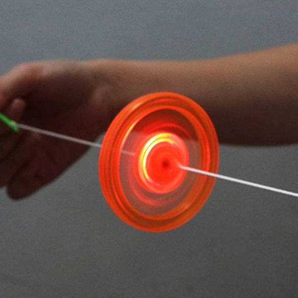 Flash Pull Line Led Flywheel Toy Fire Fly Wheel Glow Silbato Juguetes clásicos creativos para niños Regalo 0246