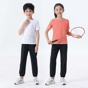 Snelle verzending Kindersportset voor jongens, lente-zomer, jonge kinderen van middelbare leeftijd, basisschoolleerlingen, sneldrogende tops, meisjes, Fiess en