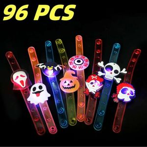 Clignotant 96pcs LED Light Christmas / Halloween Up Skeleton Bat Pumpkin Bracelet Bracelet Party Decoration 918