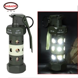 Zaklampen Zaklampen Tactische campinglamp M84 Dummy-granaat Flash Bang Buiten LED-noodverlichting Militaire fans Cosplay Gadgets Survivaluitrusting 230826