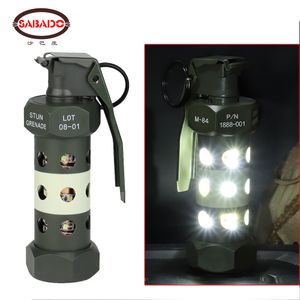 Lampes de poche Torches Lampe de camping tactique M84 Grenade factice Flash Bang Éclairage de secours extérieur LED Fans militaires Cosplay Gadgets Équipement de survie 230826