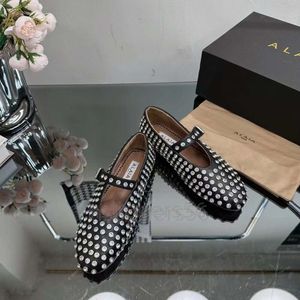 Designer Luxury Flat Bottom Robe Chaussures Femme Round Head Water Diamond Boat Chaussures Luxury Cuir Rivet Coucle Mary Slim Chaussures Ballet Confortable