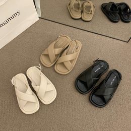 Sandalen met een platte bodem in Koreaanse stijl voor damesschoenen, 2024 Nieuwe zomer zachte zool casual niche -ontwerp, Romeinse schoenen Casual schoenen abrikoos