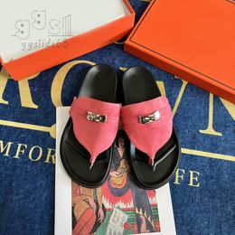 Tacones planos Sandalias Chanclas al aire libre Diseñador Damas Zapatillas Retro Redondo Toes Slide Classic Cuero Negro Zapato Casual Lujos Suela de espuma Mula