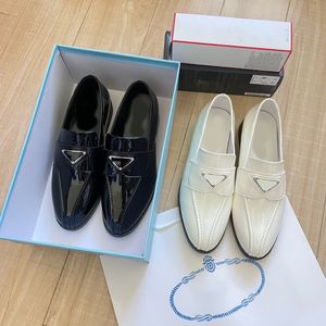 Mocassins métalliques plats robe noire pointu à bout pointu des chaussures de créateur décontractées pour femmes avec boîte 53551