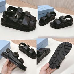 Platte nappaleren sandalen Zwarte 1X416N designersandalen Kenmerkende sandaal Driehoeksandalen Luxe sandalen 24ss nieuw eigentijds ontwerp gedefinieerd door sportieve details