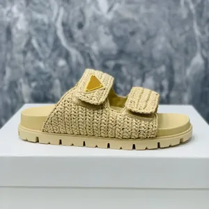 Platte platformslippers, gevlochten raffia-comfortsandalen met kenmerkende driehoekige schoenen met open tenen, luxe designer voor dames, vakantiesandaal, fabrieksschoenen