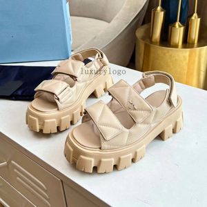 Plats de plate-forme à glissade Pantoufles tressées Raffia Raffia Refort Sandales avec triangle signature Chaussures de luxe concepteur de luxe pour femmes
