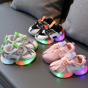 Chaussures plates 2022 enfants LED FILLES CHAUSSIONS ÉCLAIRES ÉLÉMINES POUR LES GARDES KID BABÉES BABÉS AVEC SOLE LUMINÉ P230314