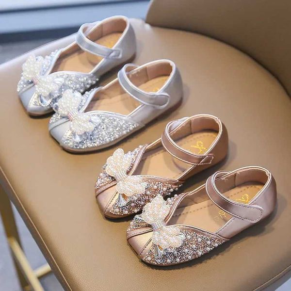 Zapatos planos 2023 zapatos para niños Spring New Childrens Chicas de cuero zapatos de cuero para niños Diamantes Diamantes Princesas brillantes Bow Soft Q240523