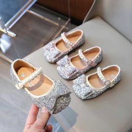 Platte schoenen 2024 Spring nieuwe kinderen schoenen meisjes prinses glitter babydans casual peuter meisje sandalen H240504