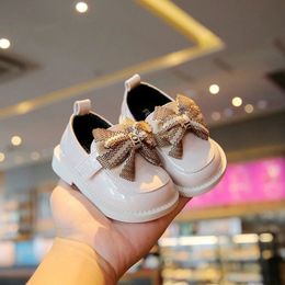 Zapatos planos Baby Girl Princess Shoes Niño antideslizante Softsole Cuero Caucho Cuna Precioso Butterflyknot Infantil Primeros caminantes 231216