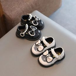 Platte schoenen Babymeisje Schoenen Jongen Klein Leer Peuter Zachte zool Antislip Babyschoenen Baby geboren Prinses zapatillas 231216