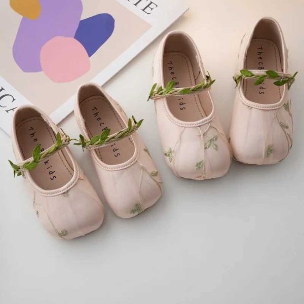 Chaussures plates chaussures pour enfants élégants broderies tissées filles printemps nouveaux enfants peu profonds pour enfants princesse en tout-petit Mary Janes H240504