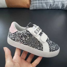 Zapatos planos Zapatos deportivos para niños 2023 Otoño Niñas Deportes Corriendo Remolque corto y gordo Niño Ocio Zapatos de estrella Marca de moda Flash Suela suave J0228