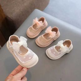 Chaussures plates Congme Baby Girls Chaussures plates pour nouveau-nés et jeunes enfants Arrêtez des chaussures de robe en dentelle en maille respirante chaussures de poupée Q240523