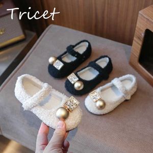 Flat Shoes Fashion Rhinestone Childrens appartement schoenen herfst en winter warme korte pluche meisje prinses schoenen haak en lus kleuterschoolschoenen Mary Jens Q240523