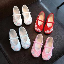 Chaussures plates Girl Broidery Apartment Old Beijing Tissu chaussures Childrens toile Ballet de danse Chinese Rétro Rétro Rué Handmade Silk Robe Chaussures Q240523