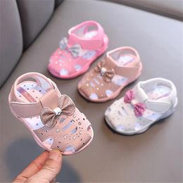 Chaussures plates Sandales pour bébés filles, chaussures d'été pour bébés, peuvent faire des sons, princesses à nœud mignon, enfants en bas âge, premiers marcheurs doux 231213