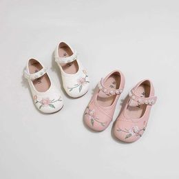 Flat Shoes Kids geborduurde prinsesschoenen 2024 Leer nieuwe ronde lederen parel klassieke kinderen flats veelzijdige roze meisjes H240504