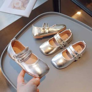 Platte schoenen klein meisje lederen schoenen 2023 zomer Koreaanse mode kinderen zilveren prestaties schoenen goud zachte kinderen casual schoenen eenvoudig Q240523