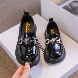 Chaussures plates Princesse Mary Janes UK Uniforme Chaussures Enfants Mode Printemps Polyvalent Noir Doux Brillant Rétro Métal Mignon Filles Mocassins pour Garçon 231018