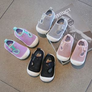 Platte schoenen zomerlucht mesh ademende peuter jongens meisjes pre walker babyschoenen niet -slip sandalen 03y kinderen lichtgewicht eerste wandelaars 231218