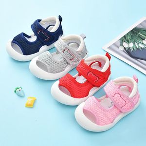 Flat Shoes Summer Baby Kinderschoenen Ademend lucht gaas peuter 03 jaar jongens eerste wandelaars Cartoon lichtgewicht meisjes 231218