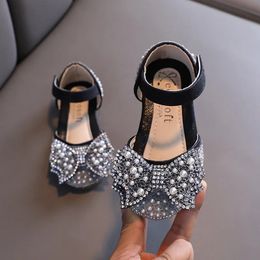Chaussures plates filles d'été Princess Shoes Sequins Fashion Bow Rinaistone Sandales plates bébé enfants pour tout-petit Party Footwear 231219