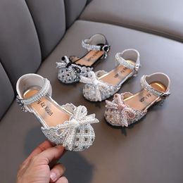 Chaussures plates Été petites filles princesse chaussures strass enfants perle Bow fête sandales enfants Bling évider chaussures de mariage 231219