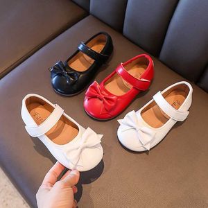 Platte schoenen Top Nieuwe babymeisjes schoenen kinderen boog-knoop prinses voor bruiloftsfeestdans leer leer rood zwart wit H240504