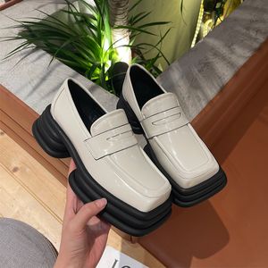 Platte schoenen nieuwe retro Britse stijl damesschoenen in de lente, zomer en winter van 2023 mode casual platform loafers schoenen met vierkante neus.