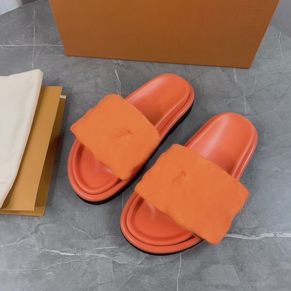 Pantoufles plates Designer Hommes Femmes Sandales Chaussures de luxe Piscine Oreiller Slide Pantoufles Doux Confort Mules en relief Cuivre Été Mode Diapositives Plage Pantoufles faciles à porter