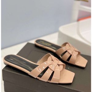 Slippers plates en cuir breveté croix de sandale de luxe en cuir