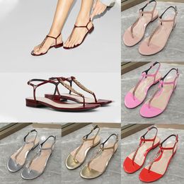 Platte string sandaal dames designer sandalen zomer strand sandale glanzend patent leer casual luxe schoenen mode letter hardware ketting top spiegel kwaliteit jurk schoenen