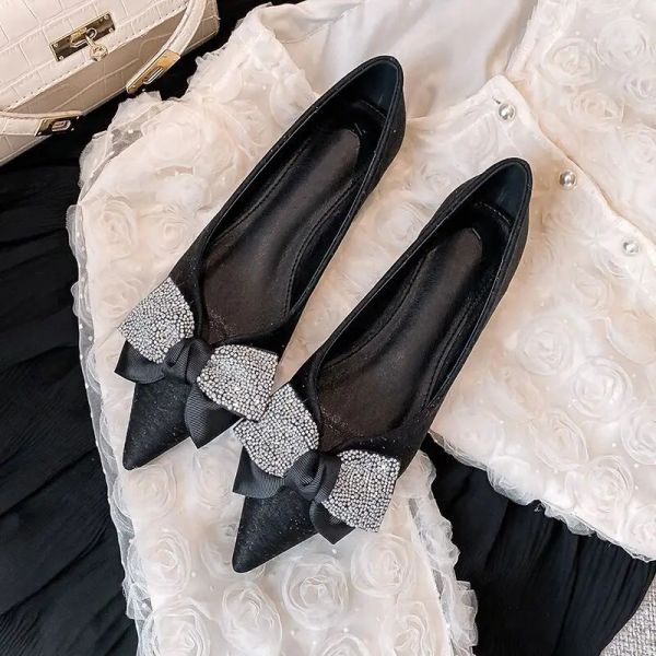 Flats 2022 Brand Designer Crystal Big Bow Plats Femmes Pointy Glitter Tricoting Ballerina Chaussures Himitone Silk Bowtie Chaussure de mariage