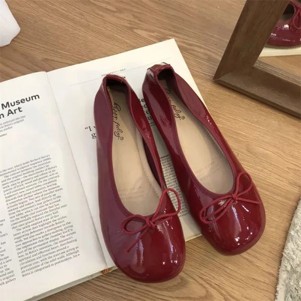 Flats rétro Red Comfort Modafers pour femmes décontractées Ballet de cuir patent doux 2022 blanc noir rond bowknot chaussures de base Nouvelles
