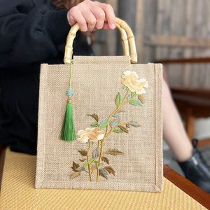 Vintage Vrouwen Handtas 2023 Nieuwe Chinese Stijl Bloem Borduren Draagbare Linnen Shopper Tas Grote Capaciteit Bamboe Handvat Reistassen