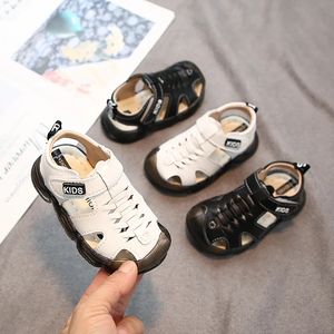 Flexibele zool baby-strandschoenen kind gesloten teen gevlochten sandalen voor jongens De nieuwste uitgeholde kindersandalen platte hak G06111 240301