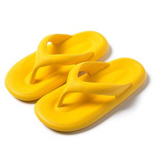 tongs pantoufles pour hommes et femmes portant sur la plage à l'extérieur en été salles de bains à semelles souples se baignant sandales antidérapantes jaune