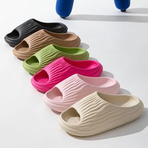 tongs pantoufles pour hommes et femmes portant sur la plage à l'extérieur en été salles de bains à semelles souples se baignant sandales antidérapantes