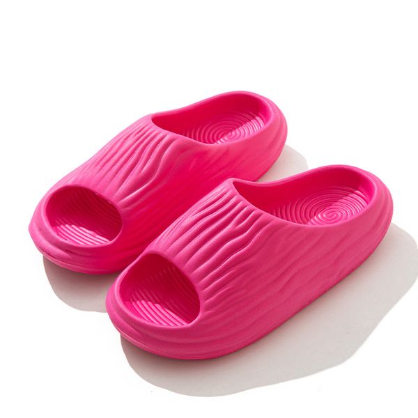 tongs pantoufles pour hommes et femmes portant sur la plage à l'extérieur en été salles de bains à semelles souples se baignant sandales antidérapantes rouge foncé
