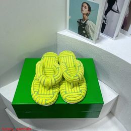 Chanclas Sandalias de diseñador para mujer Botteg Venetas Zapatillas 24 Nuevas zapatillas de toalla verdes Cortauñas con suela gruesa Prendas de abrigo de verano para mujer Malla Rojo Mismo estilo Plano HBXU