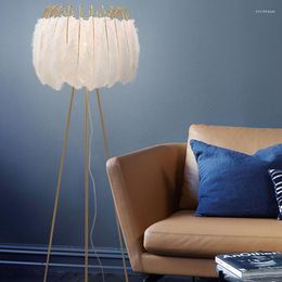 Lámparas de pie Pluma Diseñador Lámpara Trípode Nordic Vibe Minimalista Floración Arte Dormitorio Lampe De Chevet Chambre Muebles