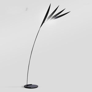 Lampadaires Feuille Lampe Design Sense Post-Moderne Minimaliste Artistique Salon Canapé Bord Chambre Longue Brosse Titulaire Vertical