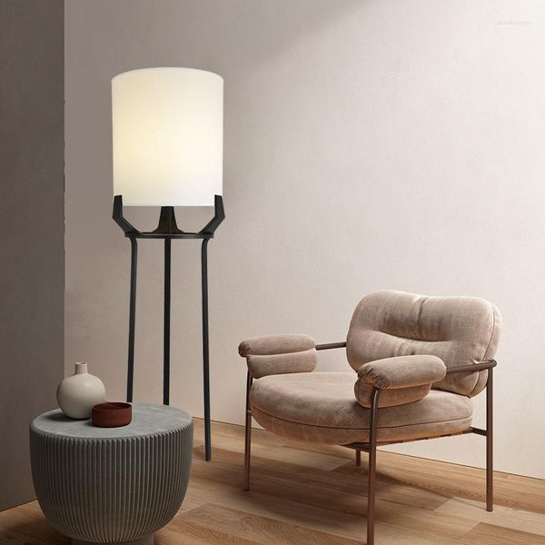 Lampadaires Lampe de cuivre moderne sur la personnalité Salon Triangle Support Hall d'exposition Modèle de chambre à coucher