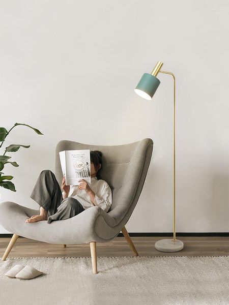 Lámparas de pie Lámpara de lujo de luz nórdica Sala de estar Estilo Ins Dormitorio Lectura de cabecera con mesa de centro Vertical