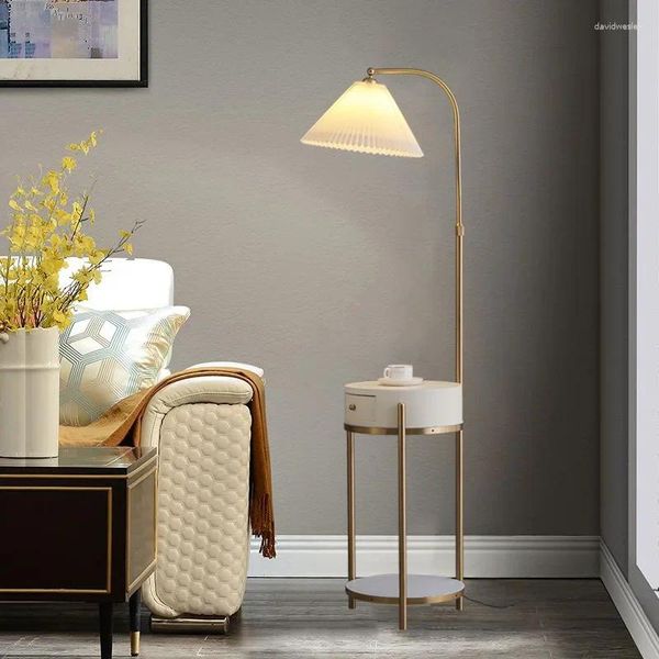 Lámparas de pie Sofá nórdico y lámpara de mesa de té Diseño de estante Sentido Sala de estar Dormitorio Mesita de noche Integrado Simple Moderno